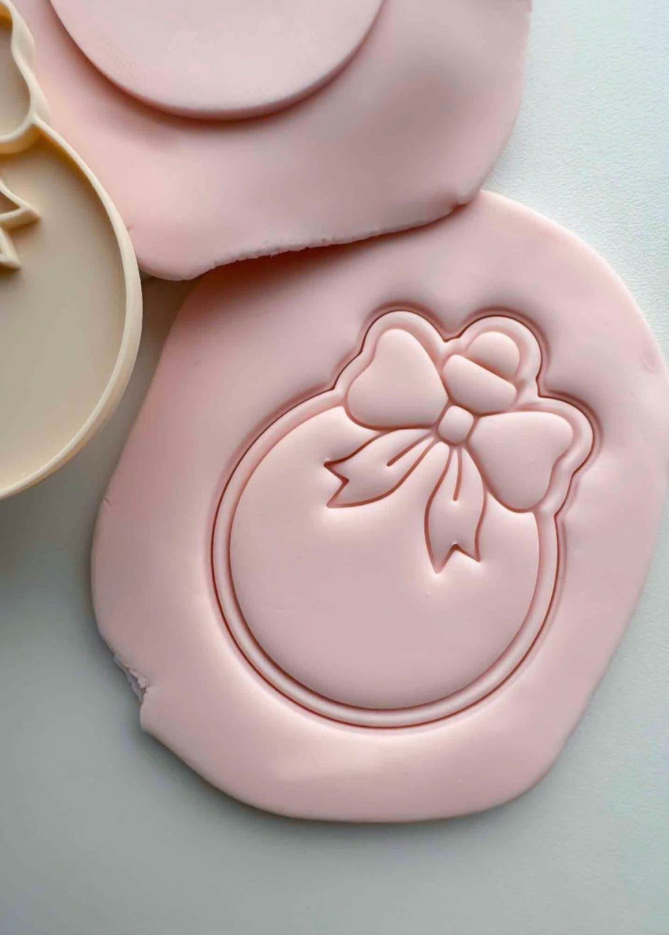 Circle Bauble with Bow Cookie Stamp and Cutter