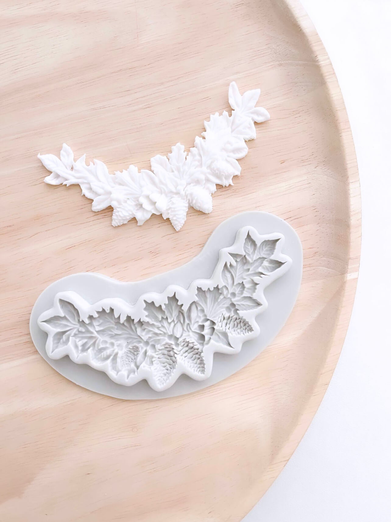 Pine Cone and Leaves Garland Silicone Mould